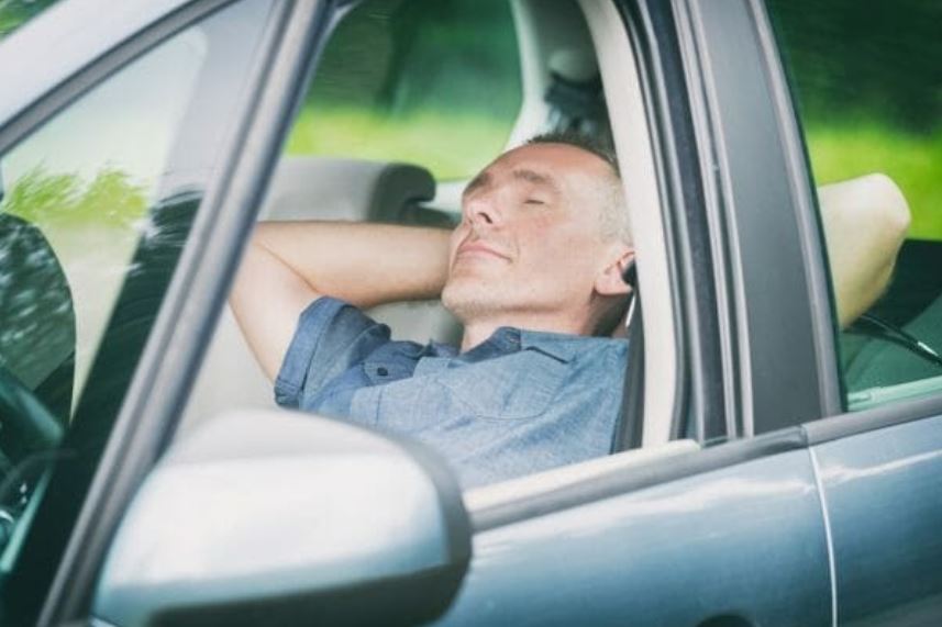 Hãy ngủ đủ thời gian 7 tiếng mỗi ngày và có thể chợp mắt giấc ngắn trước khi lái xe