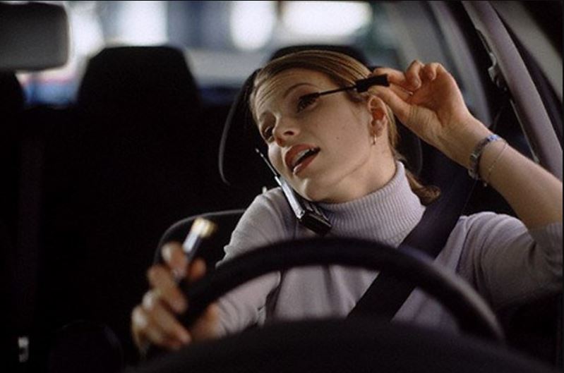 Mất tập trung khi lái xe có thể dẫn đến nhiều tình huống nguy hiểm