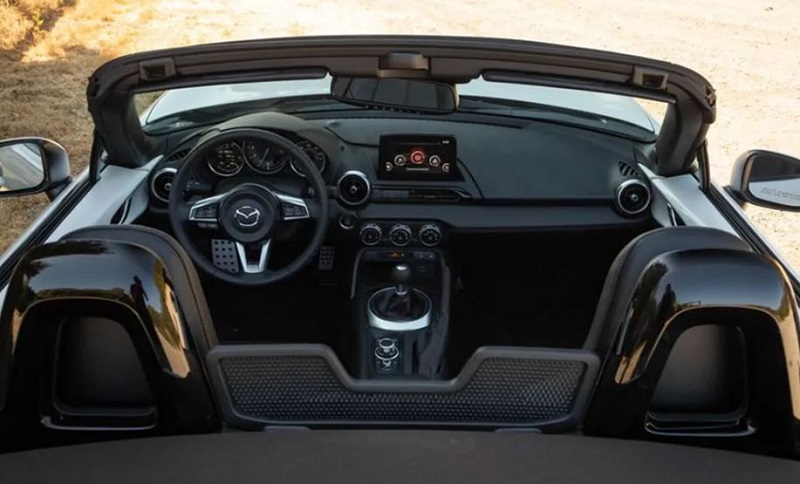 Ghế ngồi của ô tô Mazda MX-5 2023 được thiết kế với kiểu dáng đậm tính thể thao