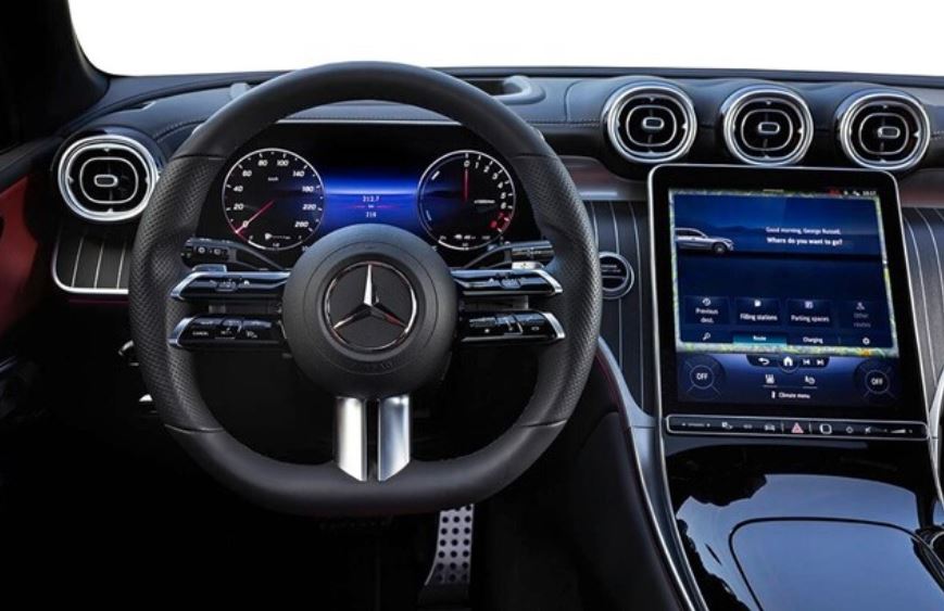 Vô lăng xe Mercedes GLC 300 2023 có thiết kế dạng D-cut 3 chấu thể thao, bọc da Nappa cao cấp