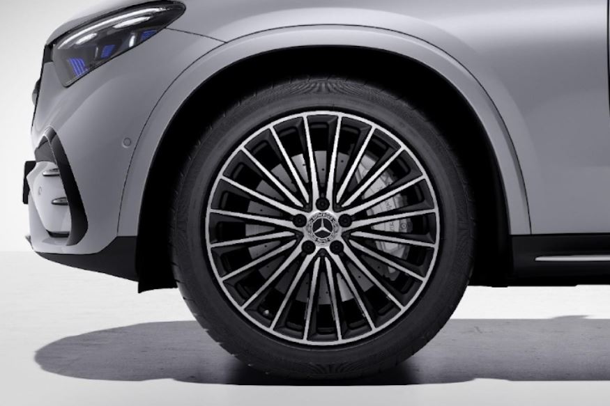 Mâm xe Mercedes GLC 300 2023 có nhiều tùy chọn kích cỡ từ 18 đến 20 inch, 5 chấu kép