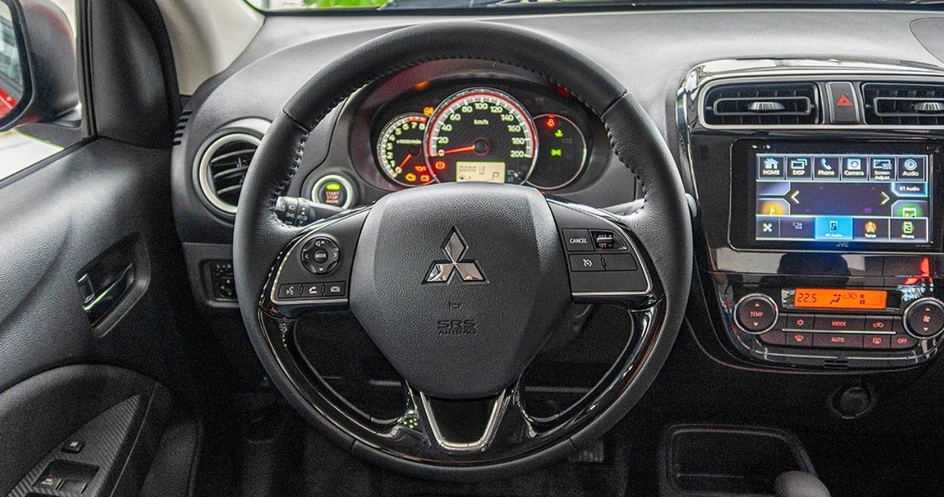 Vô lăng của Mitsubishi Attrage 2020 chắc chắn là điểm cộng sáng giá trong thiết kế nội thất của xe