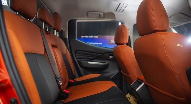 Không gian của hàng ghế sau ô tô Mitsubishi Triton 2023 lại tương đối rộng rãi