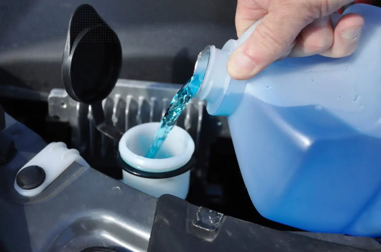 Nước được sử dụng để pha với dung dịch rửa kính ô tô chuyên dụng thường được khuyến nghị là nước cất tinh khiết
