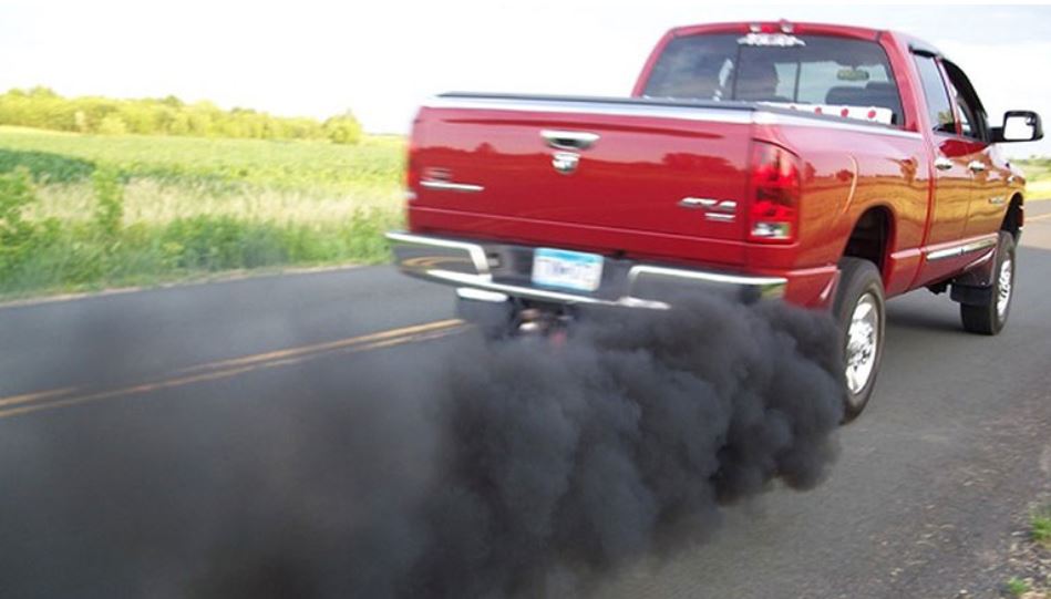 Hiện tượng xe ô tô xả ra khói đen chính là một dấu hiệu cảnh báo động cơ xe đang gặp trục trặc bất thường
