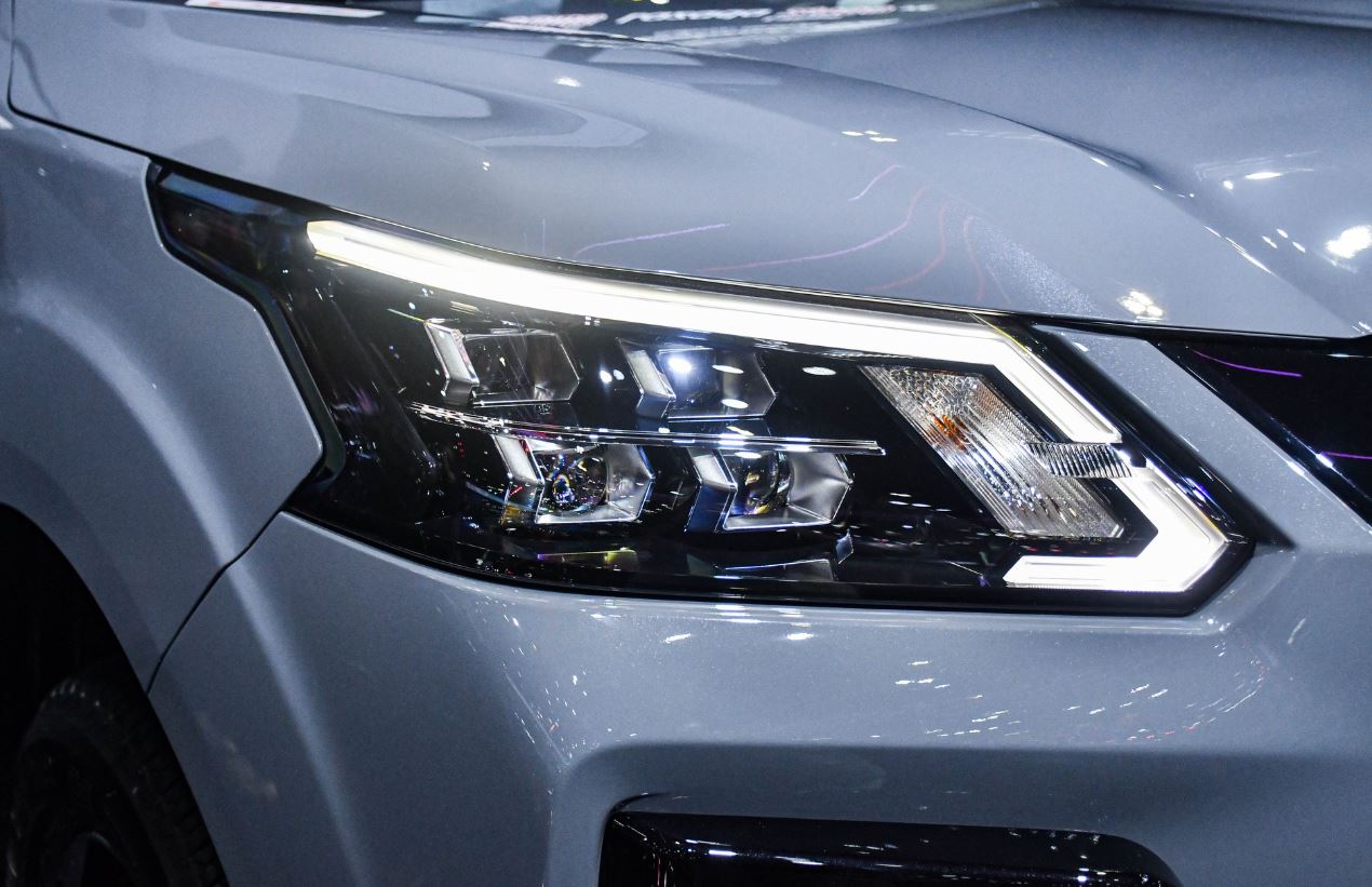 Đèn pha dạng LED Projector có tính năng bật/tắt tự động được xuất hiện trên cả 3 phiên bản ô tô Nissan Terra 2023
