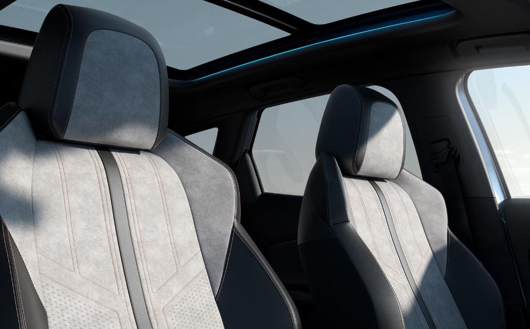Hệ thống ghế ngồi trên Peugeot 3008 2023 được bọc bằng da lộn và có thiết kế ôm trọn cơ thể người ngồi