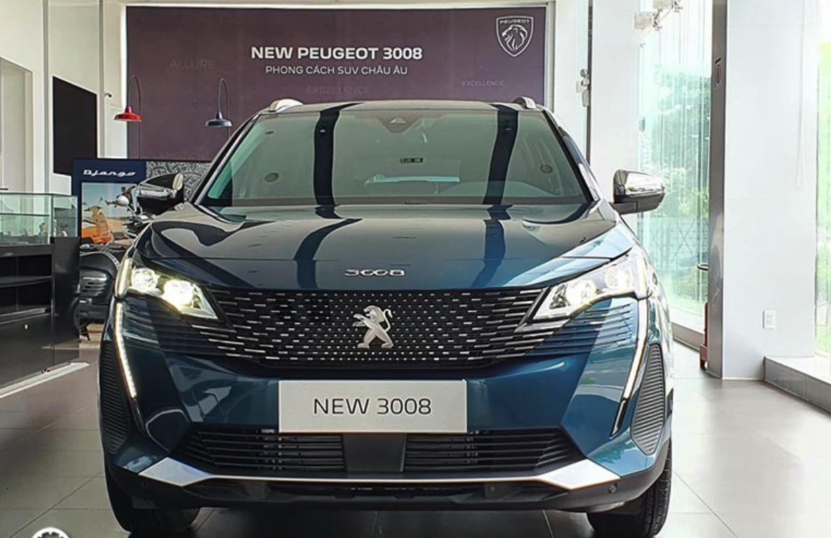 Cản trước của mẫu xe Peugeot 3008 2023 nẹp sơn bạc ánh kim, được nới rộng sang phía hai bên để khiến đầu xe trông to lớn hơn