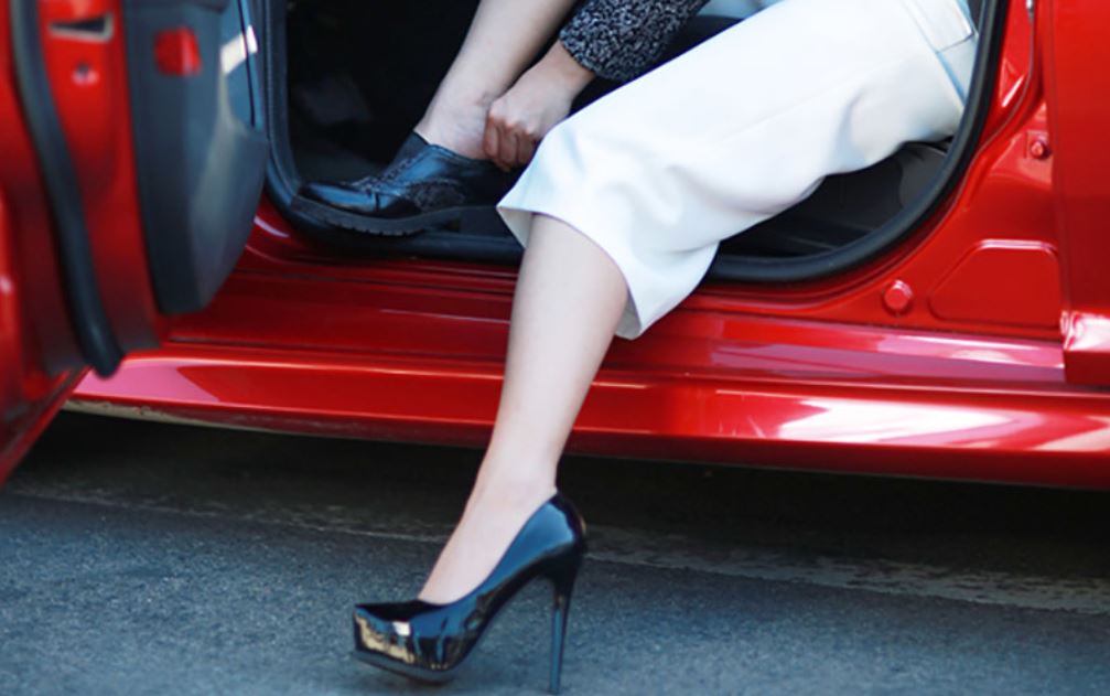 Giày cao gót giúp cho phụ nữ tôn cảm thấy tự tin, xinh đẹp nhưng cũng có thể gây ra những sự cố, tai nạn nghiêm trọng nếu sử dụng khi lái xe ô tô