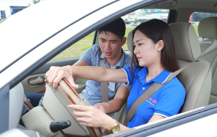 Nắm rõ và tuân thủ, chấp hành nghiêm chỉnh Luật Giao thông sẽ giúp phụ nữ lái xe an toàn hơn