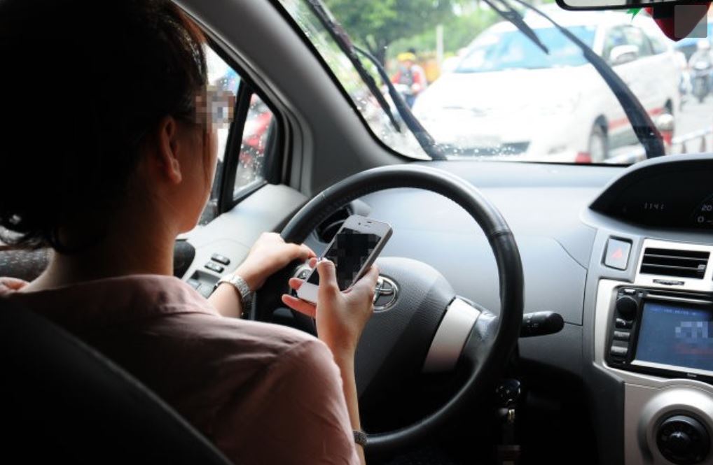 Khi các chị em phụ nữ lái xe nên tập trung lái xe, không sử dụng các thiết bị dễ phân tán sự chú ý