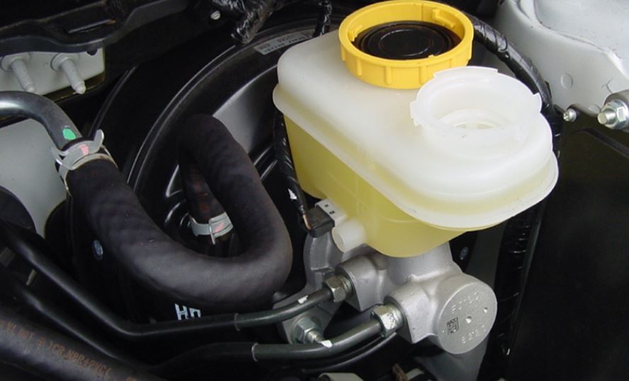 Nếu xe bị hao hụt dầu phanh nhanh hơn bình thường thì rất có thể do xylanh chính, xylanh công tác hoặc các ống dẫn dầu bị rò rỉ… dẫn đến lỗi phanh ô tô