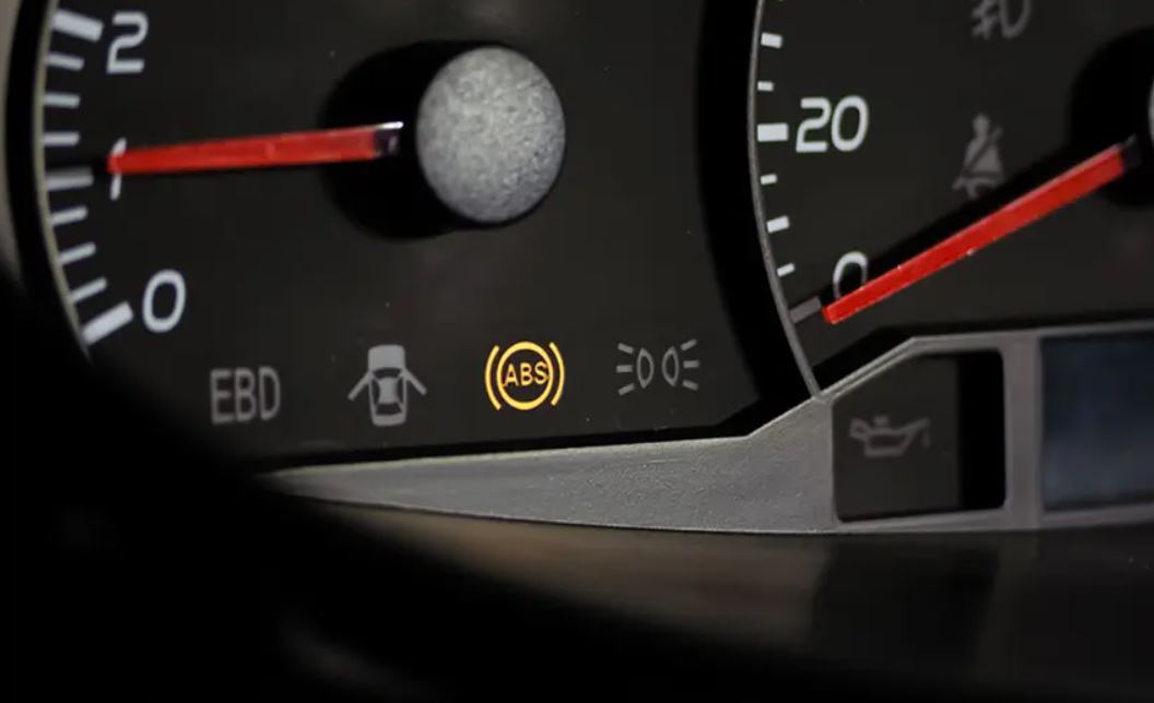 Nếu đèn ABS sau một lúc vẫn không tắt mà tiếp tục báo sáng hoặc nhấp nháy liên tục thì có nghĩa xe của bạn đang bị lỗi phanh ABS