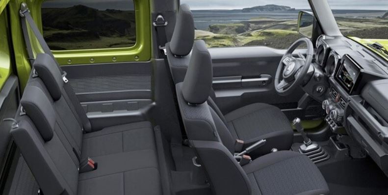 Mặc dù là biến thể 2 cửa nhưng Suzuki Jimny 2023 lại có đủ chỗ cho 4 người ngồi