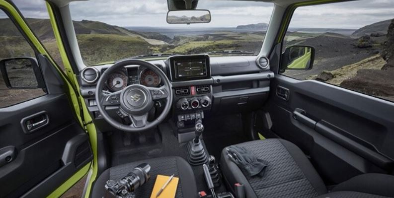 Người cầm lái Suzuki Jimny 2023 sẽ điều khiển chiếc xe với vô lăng 3 chấu tích hợp thêm các nút bấm điều khiển chức năng