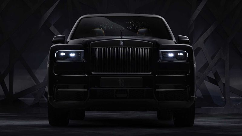 Đầu xe Rolls Royce Cullinan 2022 gây ấn tượng bởi các chi tiết vuông vắn, góc cạnh