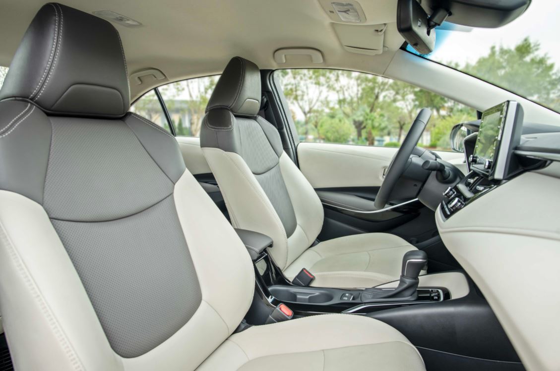 Bên trong khoang xe của ô tô Toyota là không gian rộng rãi và nội thất đầy đủ các tiện nghi hiện đại