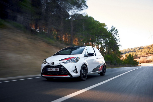Toyota đã trang bị cho khoang cabin xe một hệ thống khung gầm chống lật rất chắc chắn
