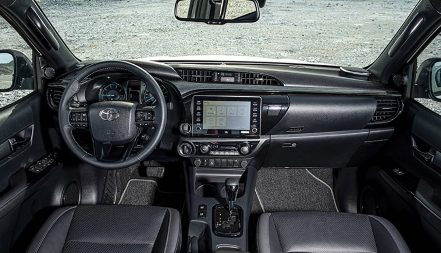 Thiết kế nội thất mẫu xe Toyota Hilux 2023 đi theo hướng đơn giản và thực dụng
