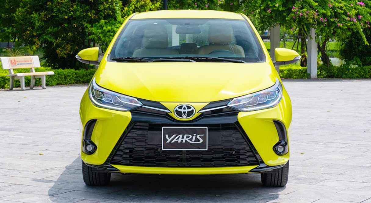 Phần đầu của mẫu xe Toyota Yaris 1.5G CVT 2023 gây ấn tượng với người nhìn