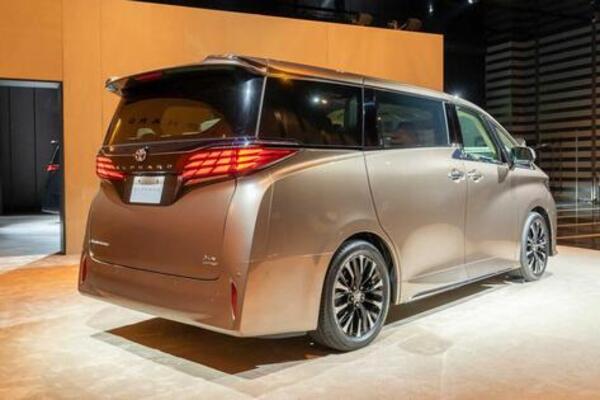 Khám phá sự thanh lịch và tiện nghi của Toyota Alphard 2023