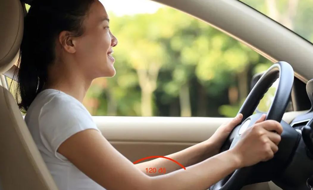 Các chuyên gia đưa ra lời khuyên cho tư thế cầm tay lái xe ô tô chuẩn nhất là khuỷu tay tạo thành góc khoảng 120 độ