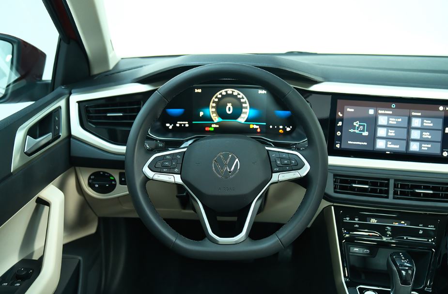 Vô lăng trên Volkswagen Virtus 2023 có thiết kế 3 chấu, được bọc da, vát đáy D-cut thể thao
