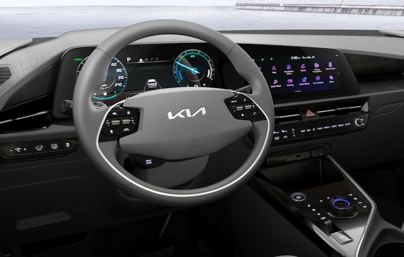 Phần bảng taplo của ô tô Volvo XC40 Recharge P8 được thiết kế tương tự những dòng xe điện Tesla cao cấp