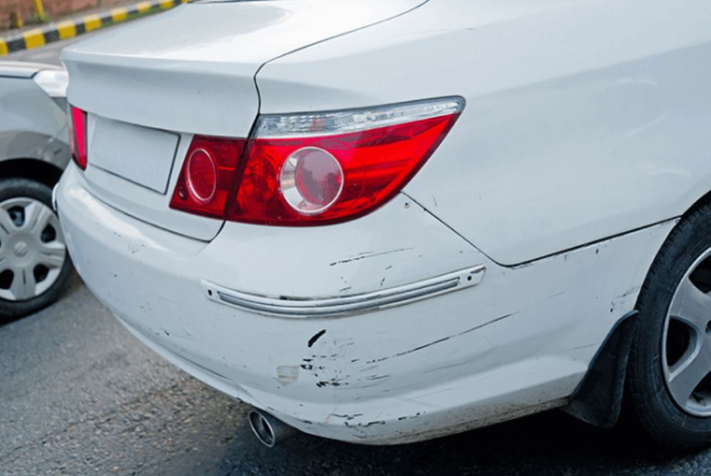Khi chạy xe trên đường có thể bị cát bụi, cành cây hay đá văng vào xe hoặc va chạm với các vật thể cứng hoặc va chạm với xe khác cũng có thể khiến cho ô tô của bạn bị trầy xước