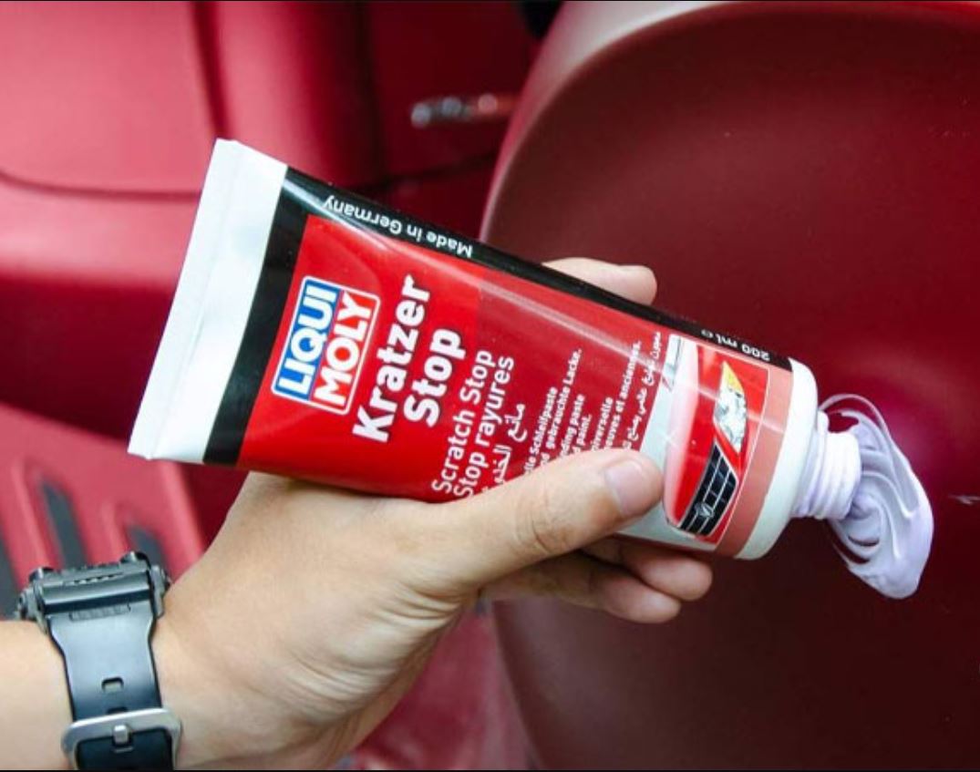 Sử dụng kem chuyên dụng để xử lý vết xước xe ô tô