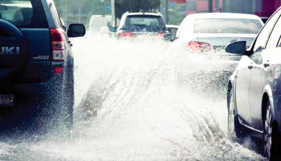 Khi lái xe ô tô trời mưa không nên vượt xe có trọng tải lớn