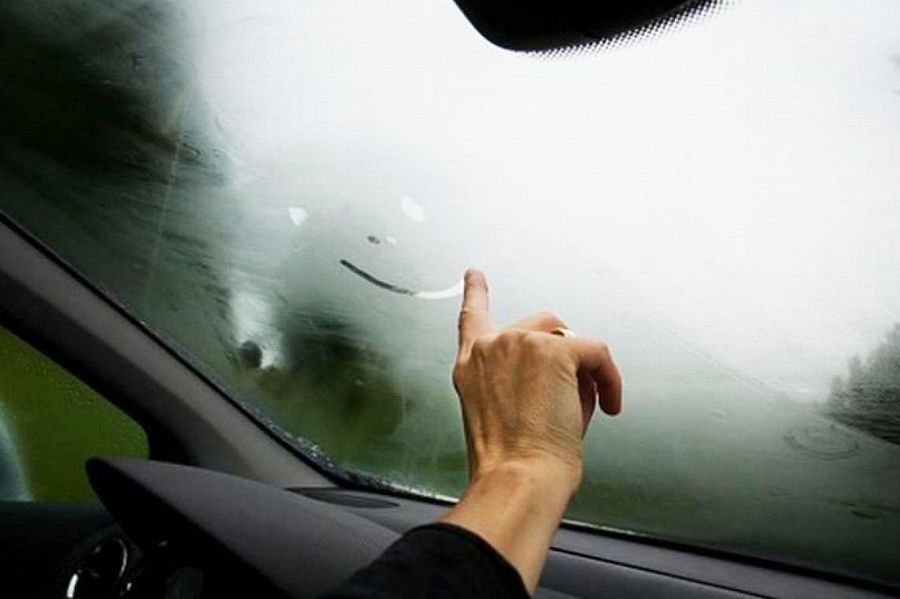 Khi lái xe ô tô trời mưa, kính dễ bị mờ