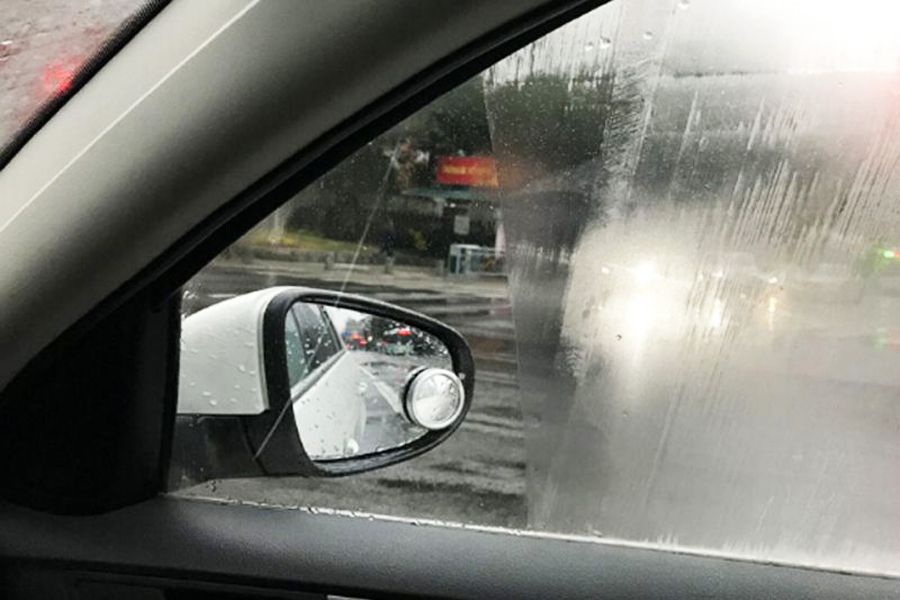 Khi lái xe ô tô trời mưa, gương dễ bị đọng nước