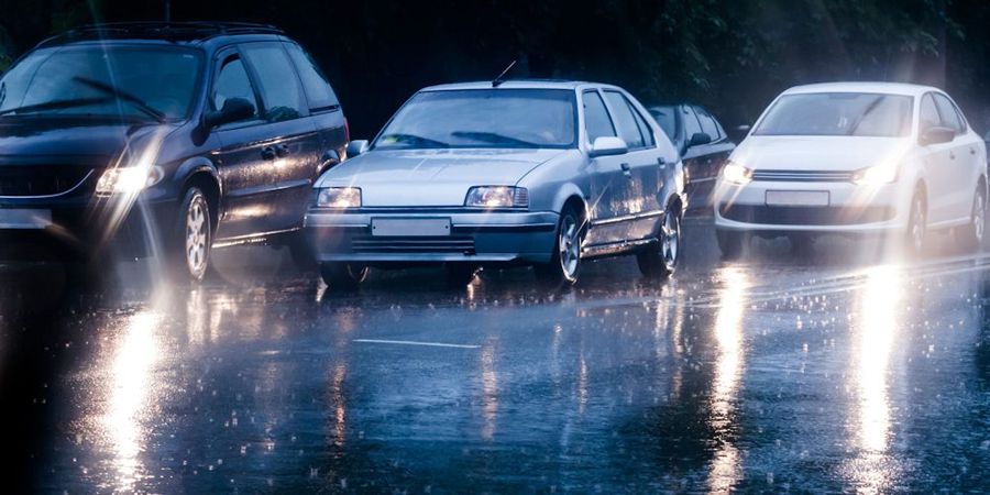 Xe ô tô để ngoài trời mưa dễ bị hỏng hóc động cơ và lớp sơn bên ngoài