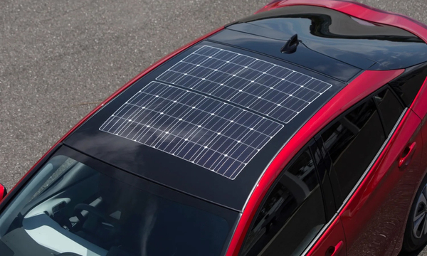 Pin năng lượng mặt trời trên nóc của xe Toyota Prius Prime