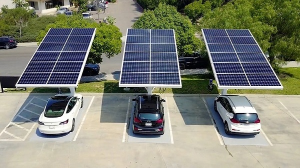 Xe hơi chạy bằng điện mặt trời liệu có khả thi khi đưa vào sản xuất