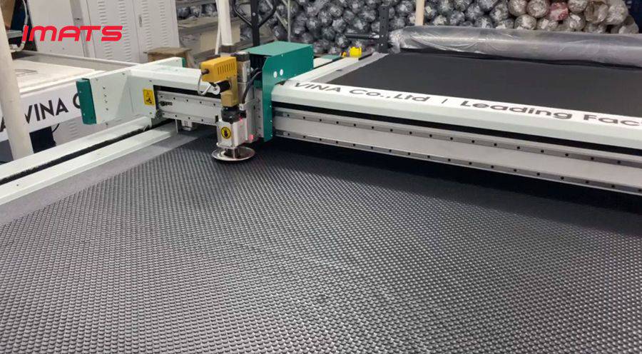 IMATS sử dụng máy cắt hiện đại CNC để cắt thảm lót sàn Audi Q2 2021