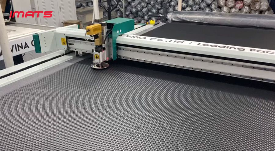 Việc cắt thảm lót sàn được thực hiện trên máy cắt công nghiệp CNC