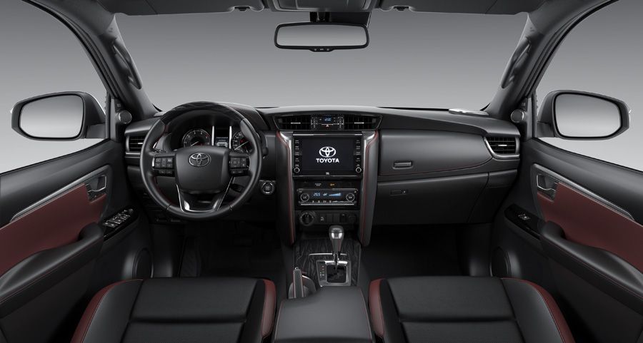 Toyota Fortuner 2021 ghi điểm với khách hàng bằng sự sang trọng, tiện nghi 