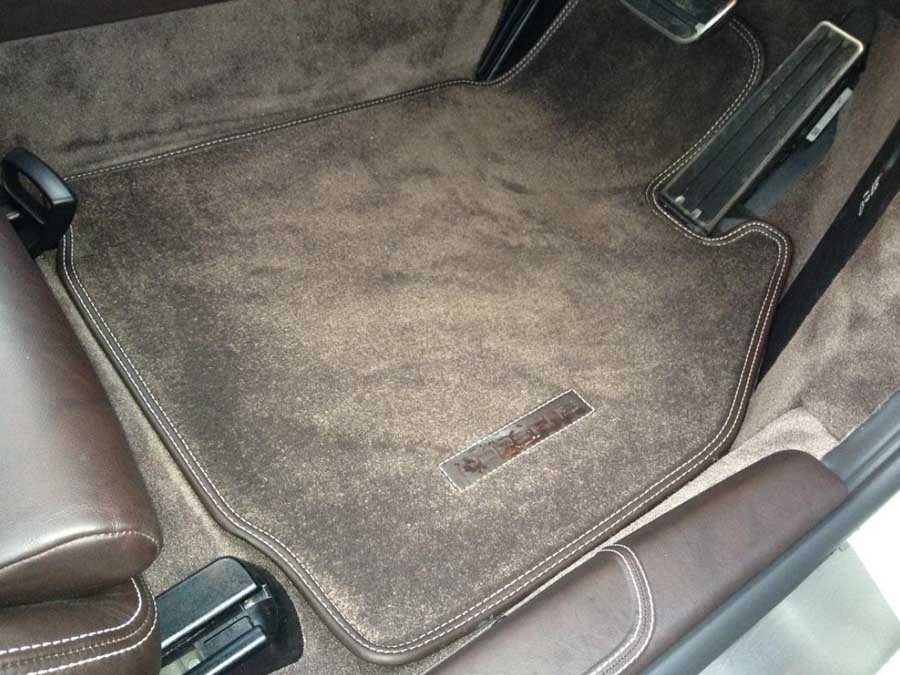 Lót sàn xe Mazda 3 rởm thường có bề mặt trơn nhẵn, phẳng lỳ