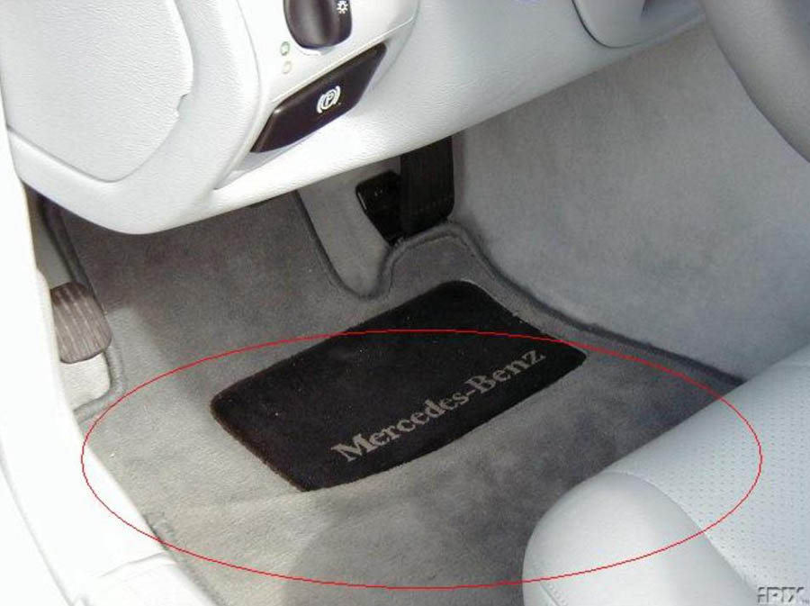Thảm lót sàn ô tô Mercedes C W205 “rởm” dễ bị xô lệch