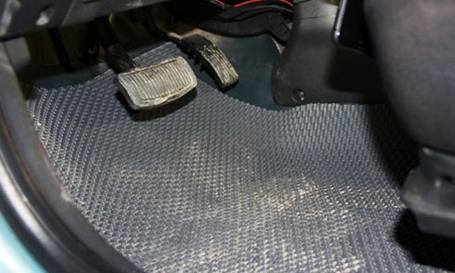 Chủ xe cần thay thế những loại thảm lót sàn không còn khả năng bám dính 