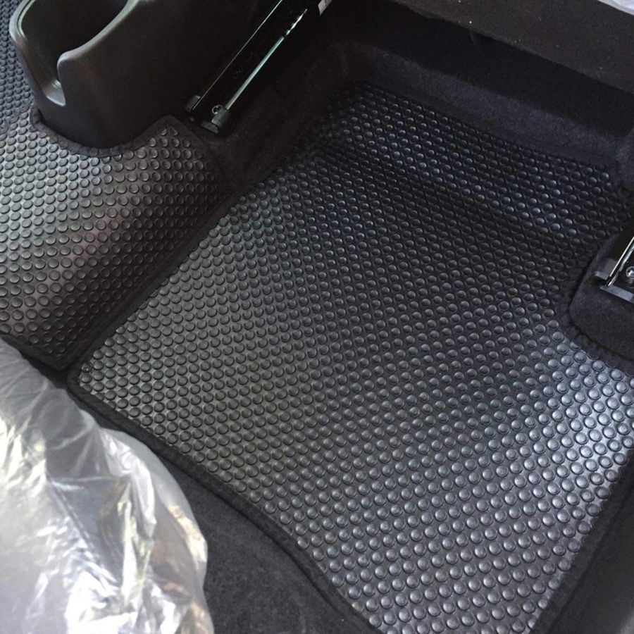 Sử dụng thảm lót sàn để giữ vệ sinh sàn xe