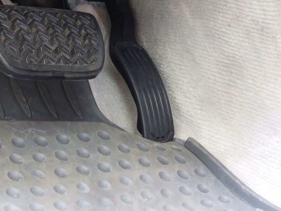Thảm lót sàn ô tô Toyota Avanza kém chất lượng không có khả năng bảo đảm an toàn