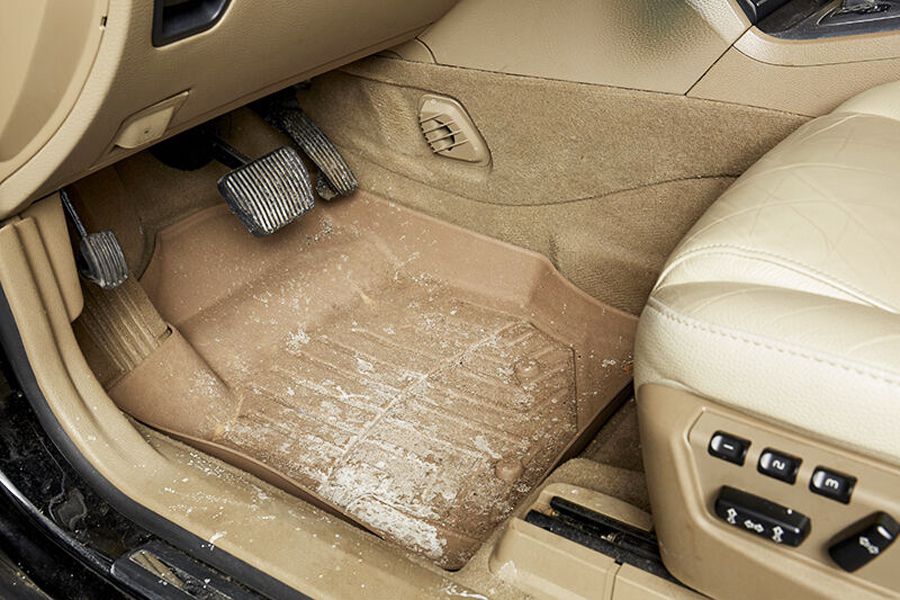 Thảm lót sàn Toyota Rush bị trầy xước